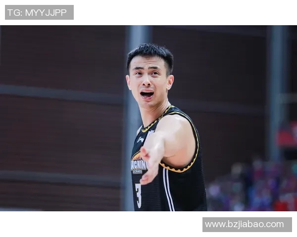 NBA赛场镜头捕捉球员小动作引争议引发球迷热议讨论 NBA赛场镜头捕捉球员小动作引争议引发球迷热议讨论