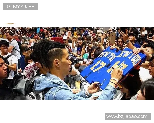 球员赛后感谢粉丝热情接机，机场变“球迷海”